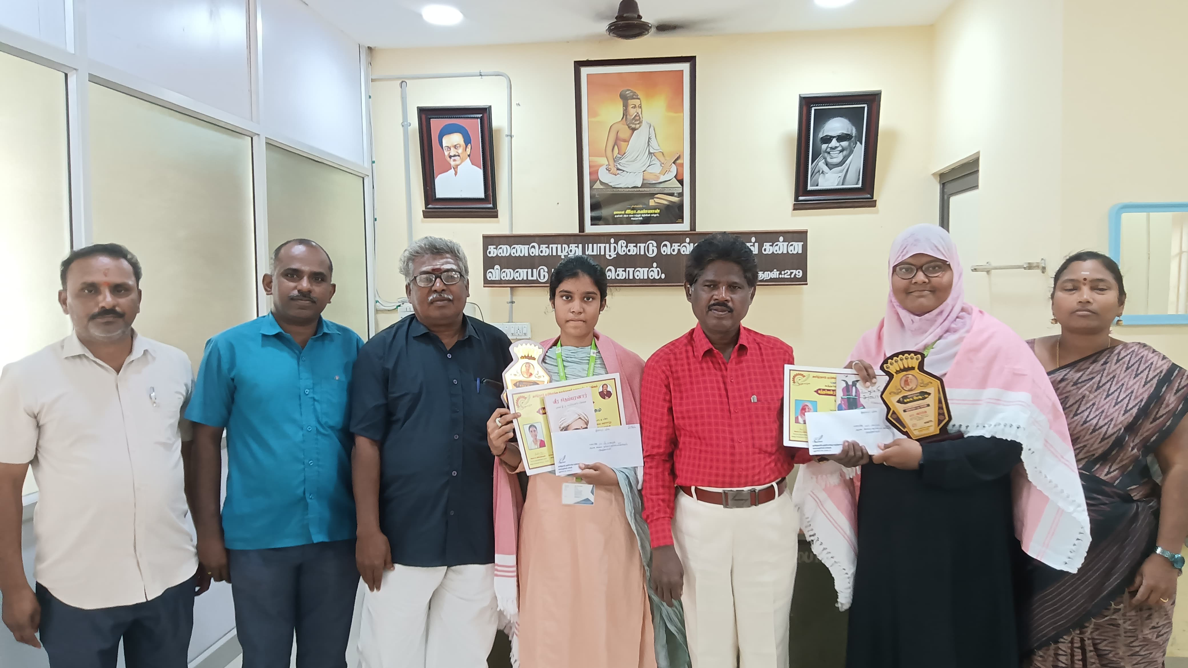 அரசு கல்லூரி மாணவியருக்கு பாராட்டு