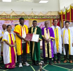 சிவகங்கை மன்னர் துரைசிங்கம் அரசு கலைக் கல்லூரியில் மாணவருக்கு பட்டம்