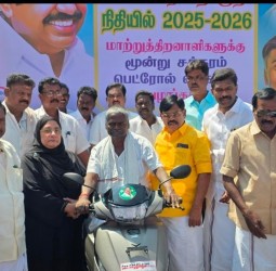 வாணியம்பாடி சட்டமன்ற உறுப்பினர் செந்தில்குமார், தனது சட்டமன்ற உறுப்பினர் நிதியிலிருந்து மாற்றுத்திறனாளிகளுக்கு, மூன்று சக்கர வாகனங்களை வழங்கினார்