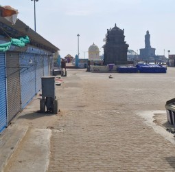 கடைகளை இடிக்க எதிர்ப்பு தெரிவித்து நேற்று வியாபாரிகள் கடையடைப்பு