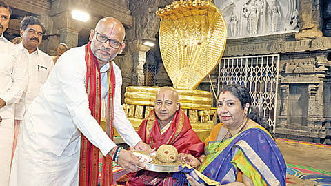 திரு​மலை திருப்பதி தேவஸ்தானத்தின் புதிய நிர்வாக அதிகாரியாக எம்.ரவிச்சந்திரா பதவியேற்பு