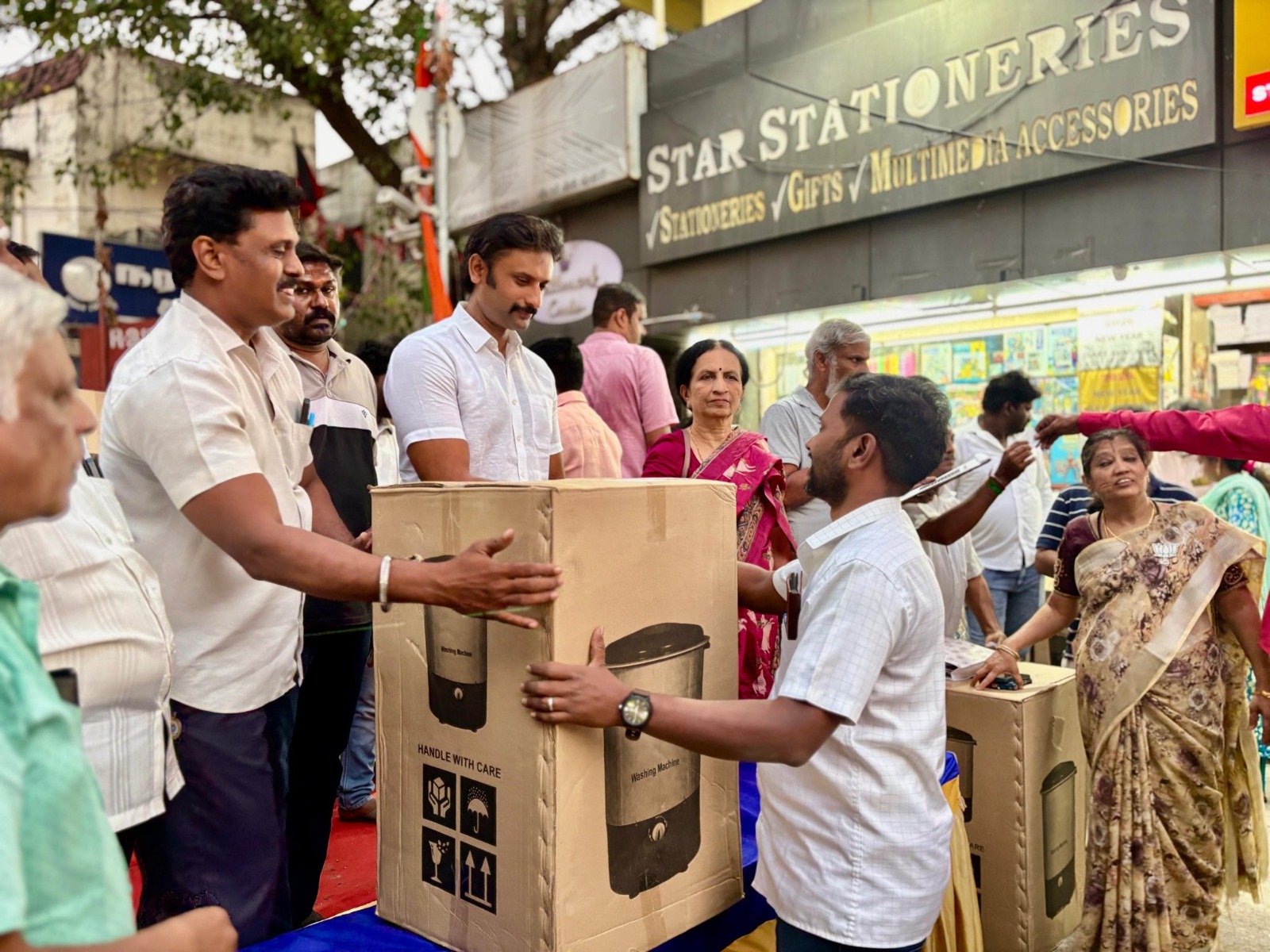 கோல போட்டிகளில் வெற்றி பெற்றவர்களுக்கு பாஜக மாநில செயலாளர் வினோஜ் செல்வம் பரிசு