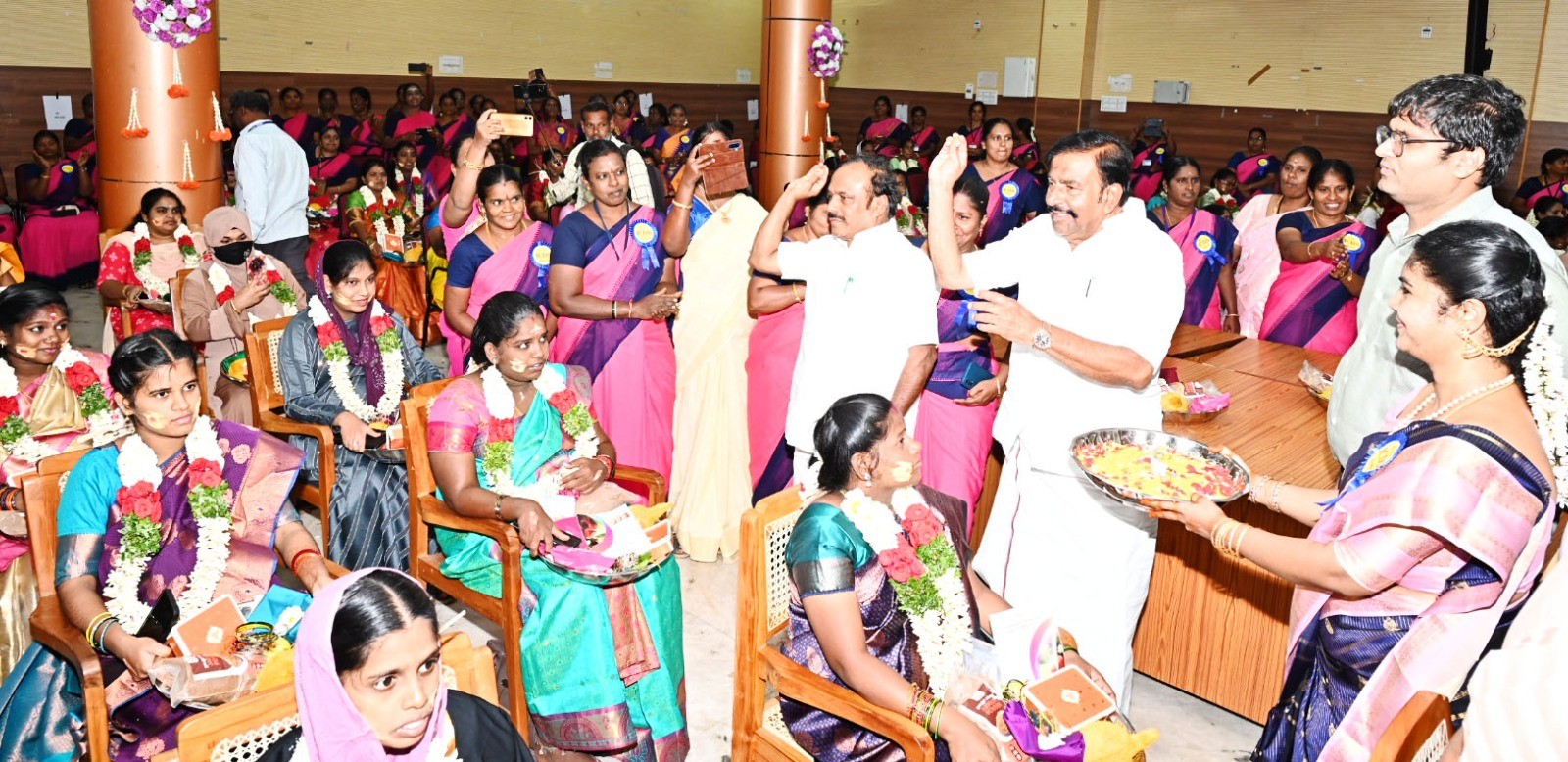 திருச்சியில் நேற்று நடந்த சமுதாய வளைகாப்பு விழா