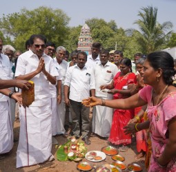 அஞ்சம்பட்டி கிராமத்தில் புதிதாகக் கட்டப்பட உள்ள 30,000 லிட்டர் கொள்ளளவு கொண்ட மேல்நிலை நீர்த்தேக்கத் தொட்டி