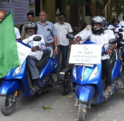 மாற்றுத்திறனாளிகள் பங்கேற்ற விழிப்புணர்வு வாகனப் பேரணி