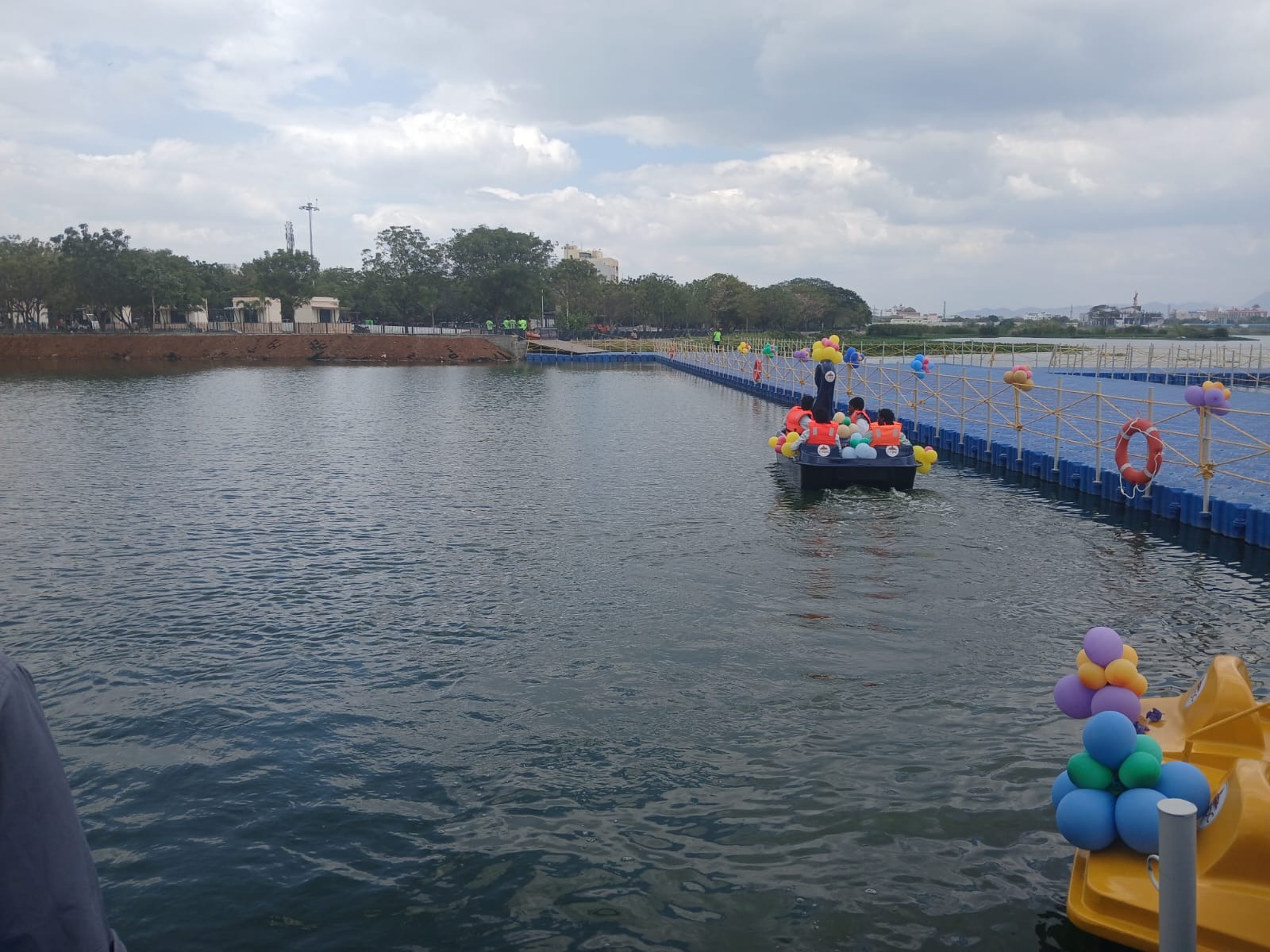 மதுரை கே.கே. நகரில் மாநகராட்சி சார்பில் ரூ.50 கோடியில் மறுசீரமைத்து அழகுபடுத்தப்பட்ட வண்டியூர் பூங்கா