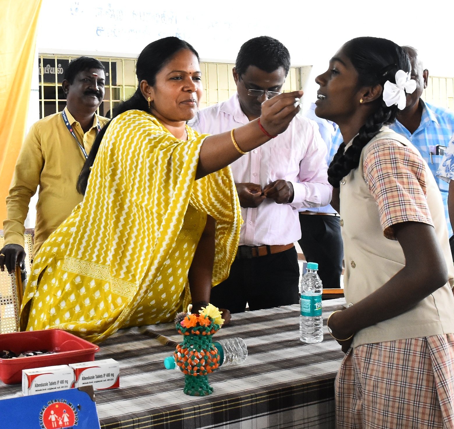 மாணவர்களுக்கு குடற்புழு நீக்க மாத்திரை