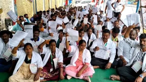 ஆம்புலன்ஸ் ஊழியர்கள் உண்ணாவிரதம்