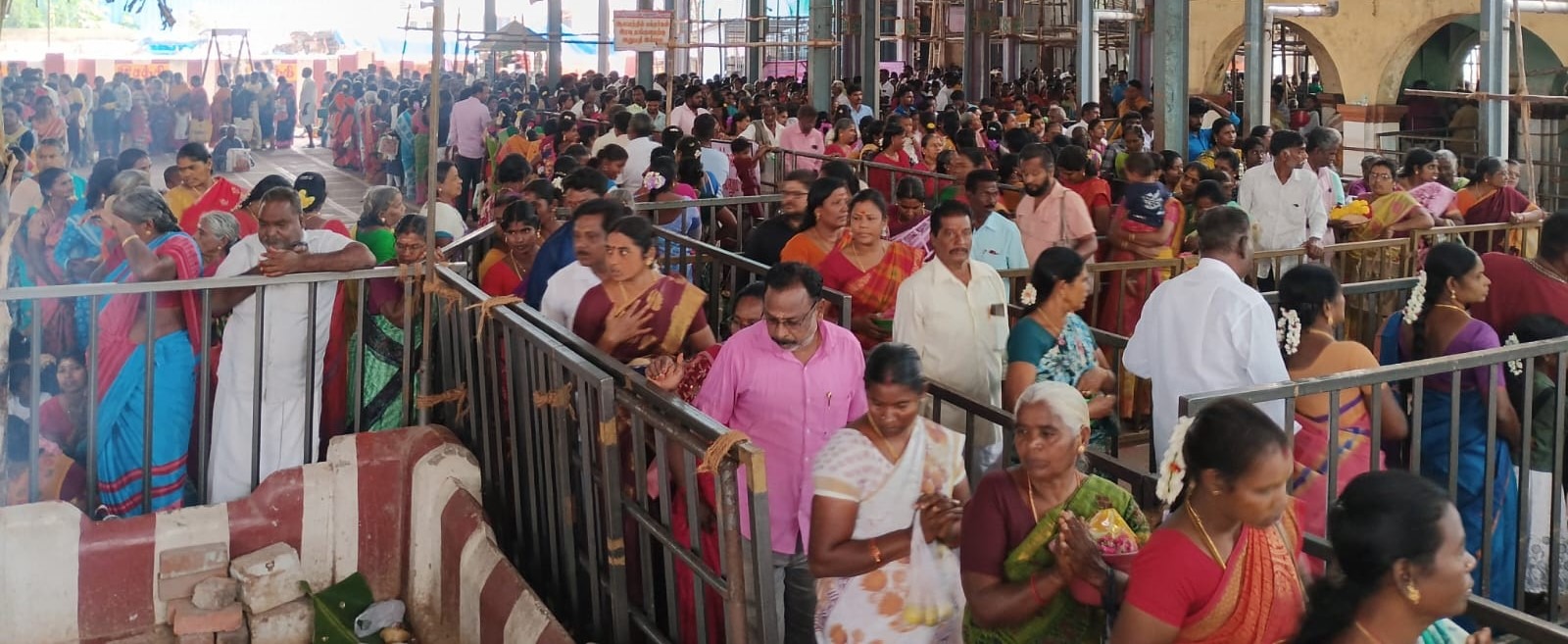 பத்ரகாளியம்மன் கோவிலில் நேற்று ஏராளமான பக்தர்கள் நீண்ட கியூவில் நின்று தரிசனம்
