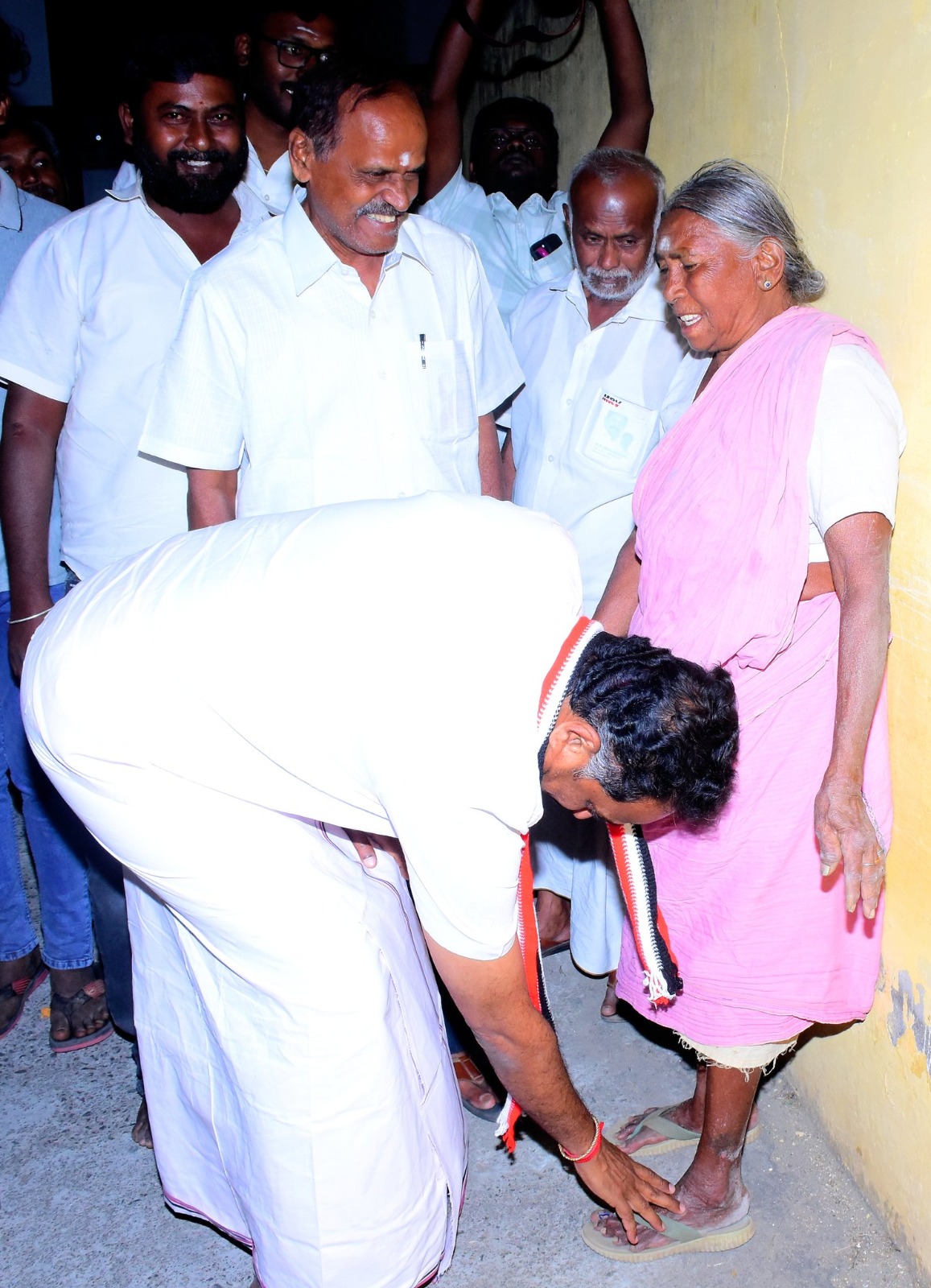 கரூரில் களம் இறங்கிய அதிமுக முன்னாள் அமைச்சர் எம்ஆர் விஜயபாஸ்கர்