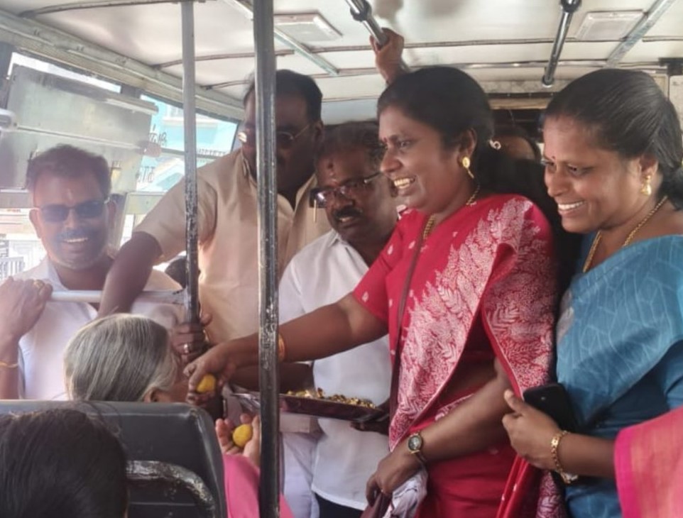 திமுக மகளிர் அணி செயலாளர் ஹெலன்டேவிட்சன், பஸ்களில் பயணிகளுக்கு இனிப்பு