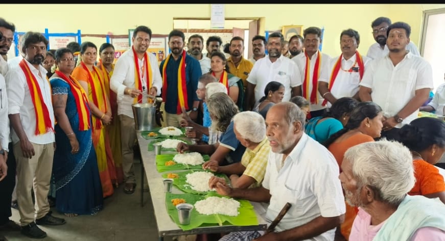 தவெக ஆண்டுவிழாவையொட்டி நேற்று கோவில்பட்டியில் அந்த கட்சியினர் அன்னதானம்