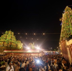 கபாலீசுவரர் திருக்கோயில் கோபுரங்கள் மற்றும் விமானங்களை இரவு நேரத்தில் பல வண்ண விளக்குகளால் ஒளிரூட்டும் பணி