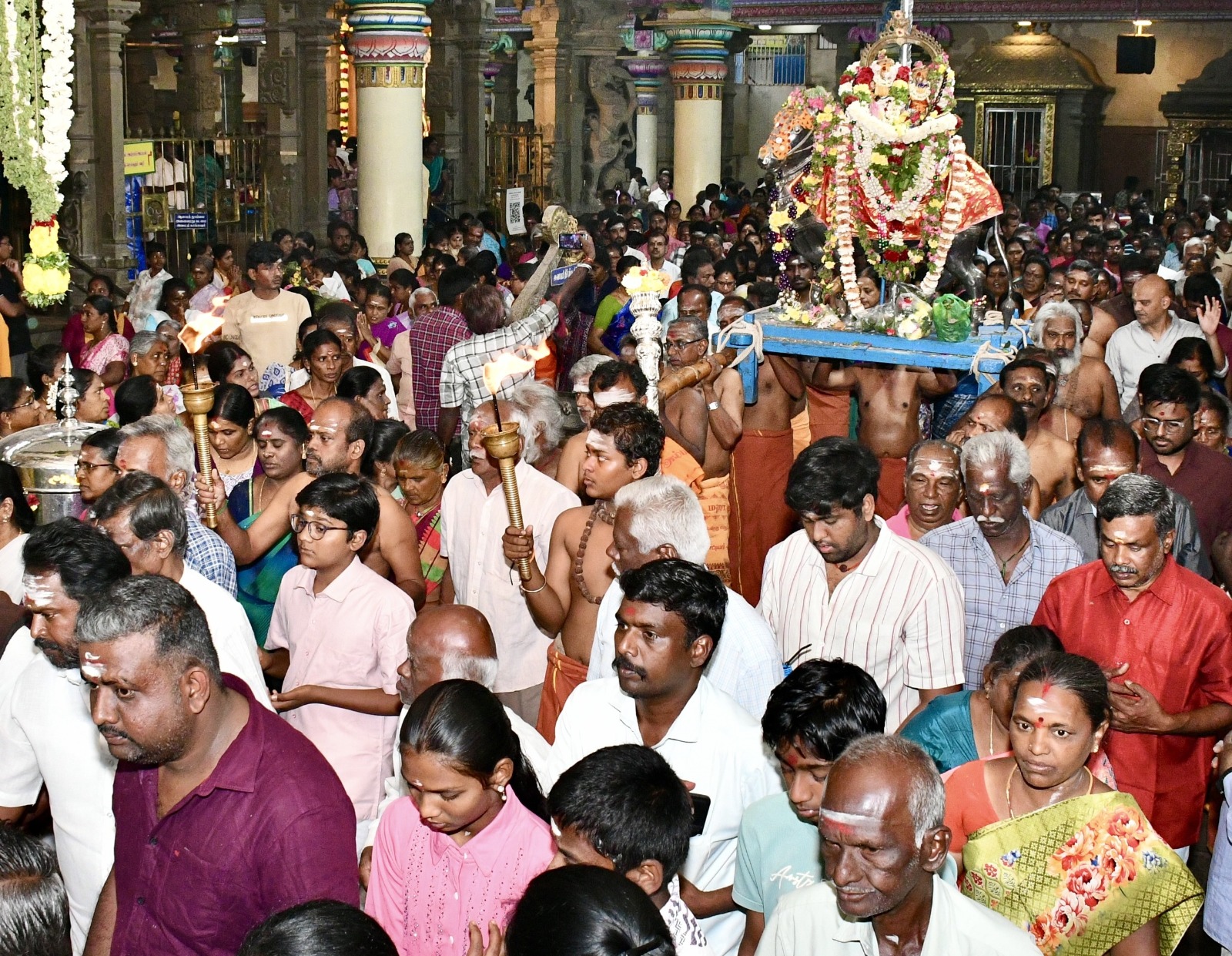 வெள்ளி நந்தி வாகனத்தில் பத்மகிரீஸ்வரர் வீதியுலா