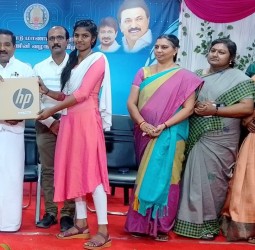 3 -ம் ஆண்டு பயிலும் 410 மாணவ மாணவிகளுக்கு இலவச மடிக்கணினி