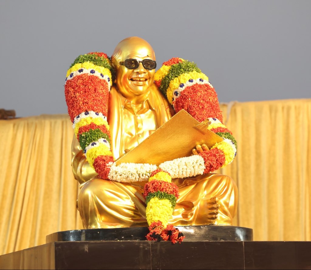 தஞ்சை மாவட்டம் செங்கிப்பட்டி அருகே முன்னாள் முதல்வர் கருணாநிதி சிலை