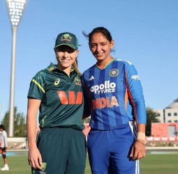 இந்திய மகளிரணி பந்துவீச்சு..! ஆஸ்திரேலிய மகளிர் அபார பேட்டிங்!