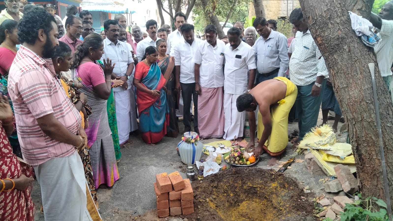தாதப்பநாயக்கன்பட்டியில் ரூ.40 லட்சம் மதிப்பீட்டில் சமுதாயக்கூடம் பூமி பூஜை