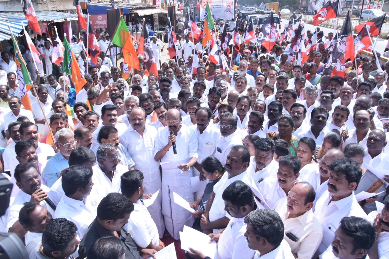 ராஜன்செல்லப்பா எம்எல்ஏ தலைமையில் நேற்று அதிமுகவினர் ஆர்ப்பாட்டம்