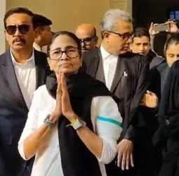 எஸ்.ஐ.ஆா். வழக்கு: உச்சநீதிமன்றத்தில் நேரில் வாதிட்டாா் மம்தா பானா்ஜி