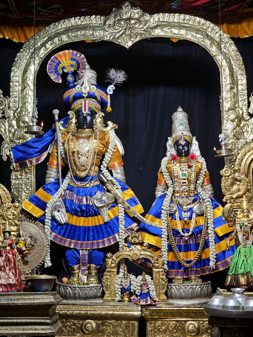 *நீலப்பட்டு அணிந்து பக்தர்களுக்கு காட்சி..!*