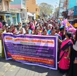 தமிழ்நாடு அங்கன்வாடி ஊழியர், உதவியாளர்கள் சங்கத்தினர் பேரணியாக சென்று ஆர்ப்பாட்டம்