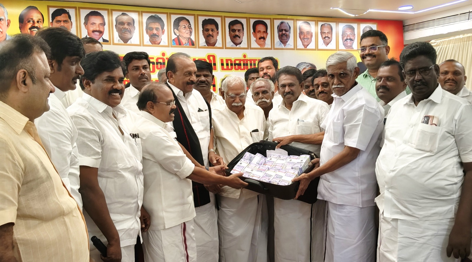 மதிமுக பொதுச்செயலாளர் வைகோவிடம் கட்சி நிர்வாகிகள் தேர்தல் நிதி