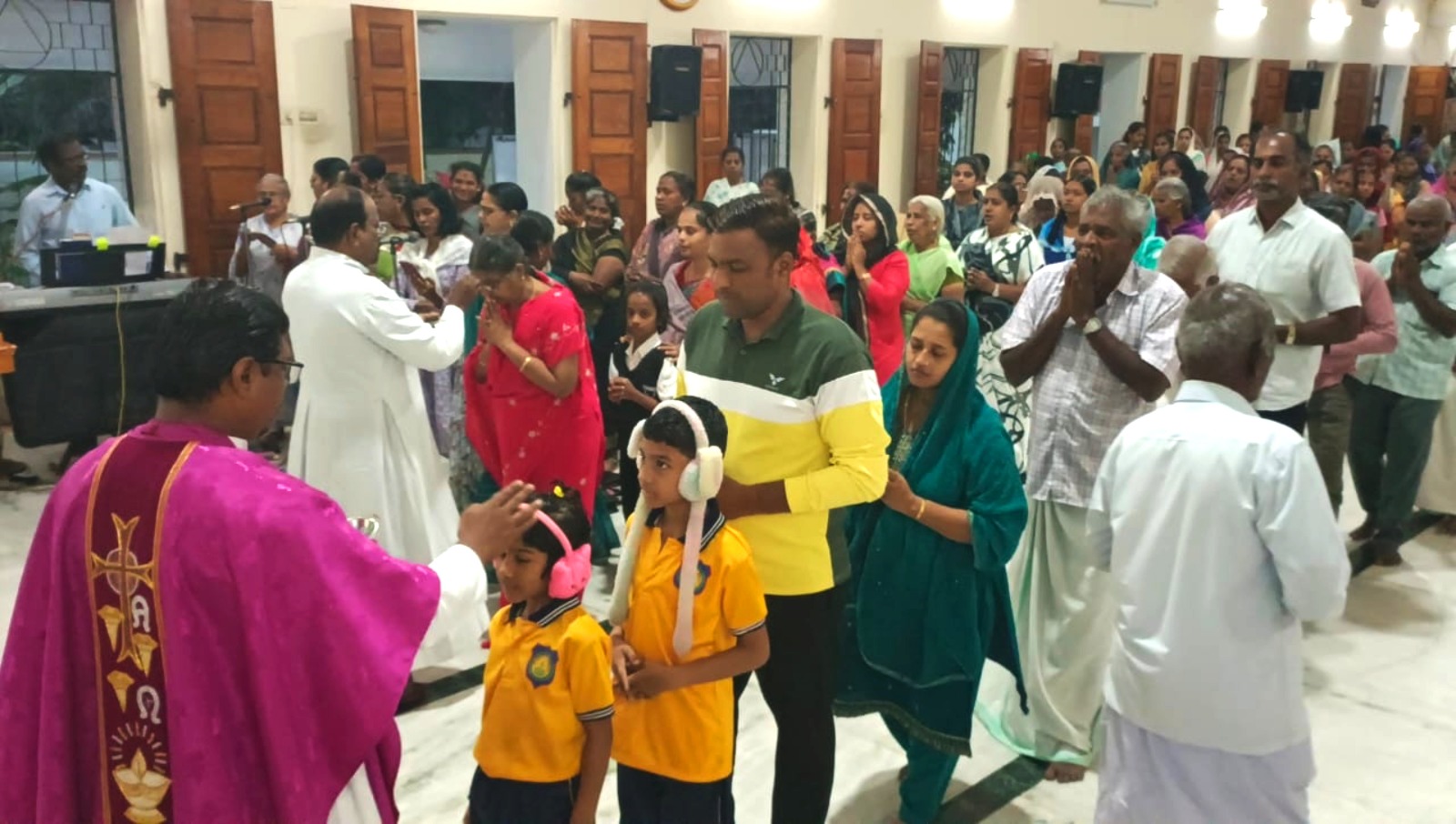 கிறிஸ்தவரின் நெற்றியில் சாம்பலால் திருச்சிலுவை அடையாளம்