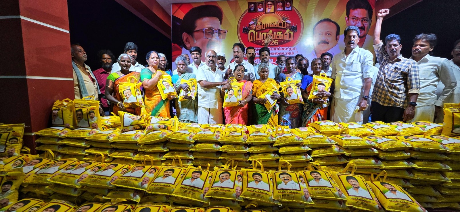 விழுப்புரம் மேலச்சேரி கிராமத்தில் அனைத்து குடும்ப அட்டைதாரர்களுக்கும் அரிசி உள்ளிட்ட நலத்திட்ட உதவி