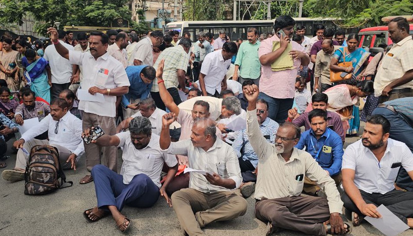 வருவாய்த்துறை அலுவலர்கள் பல்வேறு கோரிக்கைகளை வலியுறுத்தி கலெக்டர் அலுவலகம் முன் நேற்று சாலை மறியல்