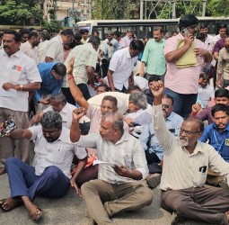 வருவாய்த்துறை அலுவலர்கள் பல்வேறு கோரிக்கைகளை வலியுறுத்தி கலெக்டர் அலுவலகம் முன் நேற்று சாலை மறியல்