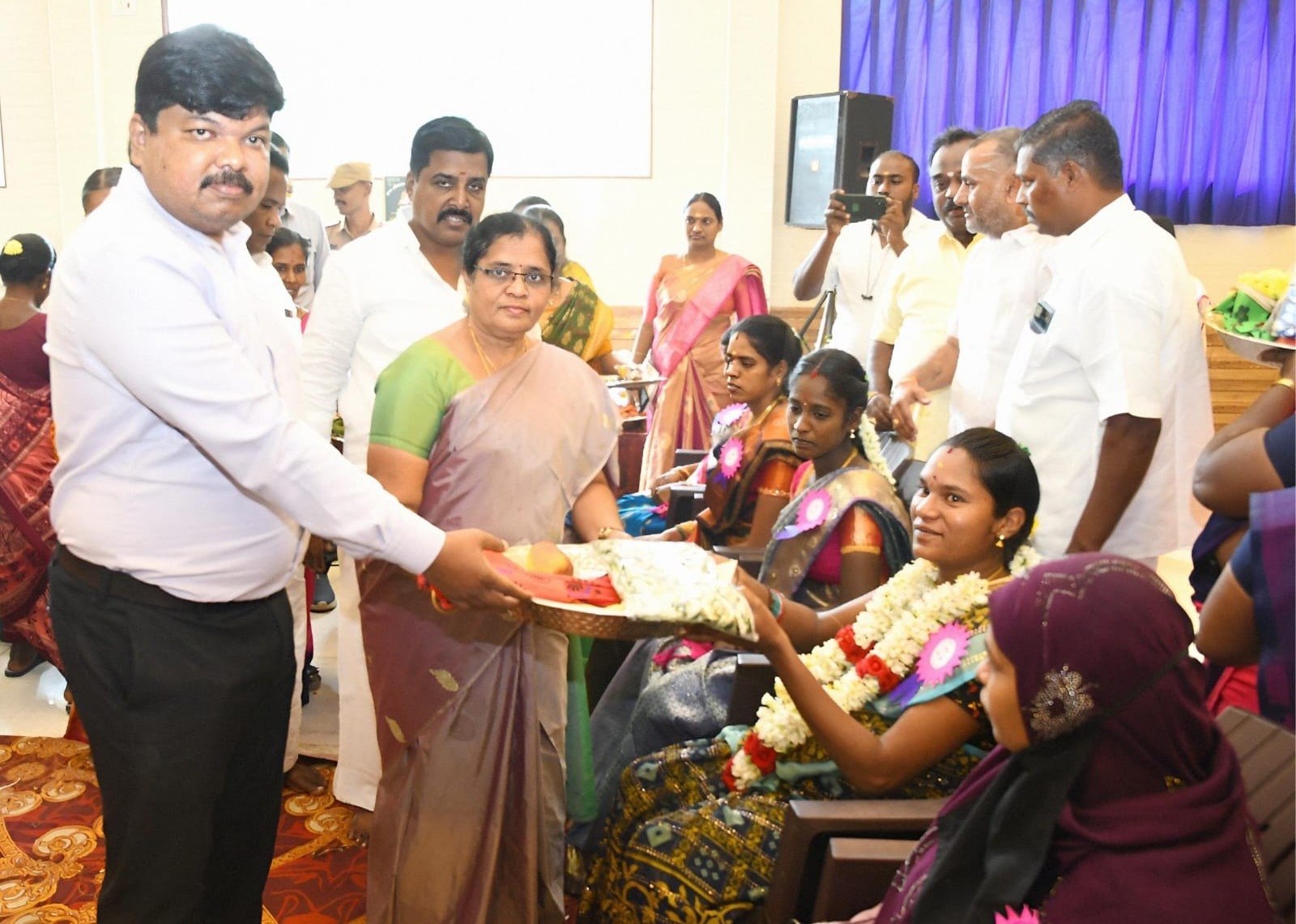 மயிலாடுதுறை மாவட்டம் செம்பனார்கோயிலில் நடந்த சமுதாய வளையகாப்பு விழா