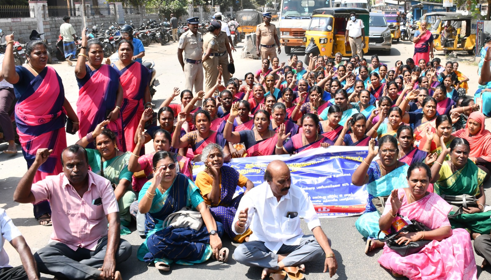 மதுரையில் நேற்று 2-வது நாளாக சாலை மறியல்