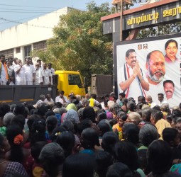 வாடிப்பட்டியில்   அ.தி.மு.கவினர் ஆர்ப்பாட்டம்