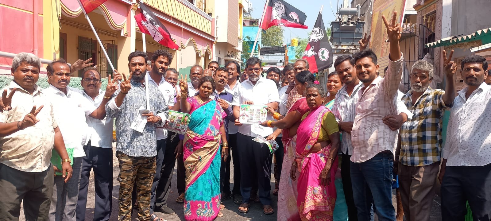 அதிமுக கவுன்சிலர் கார்த்திக், தேர்தல் வாக்குறுதிகளை வீடு வீடாக வழங்கினார்