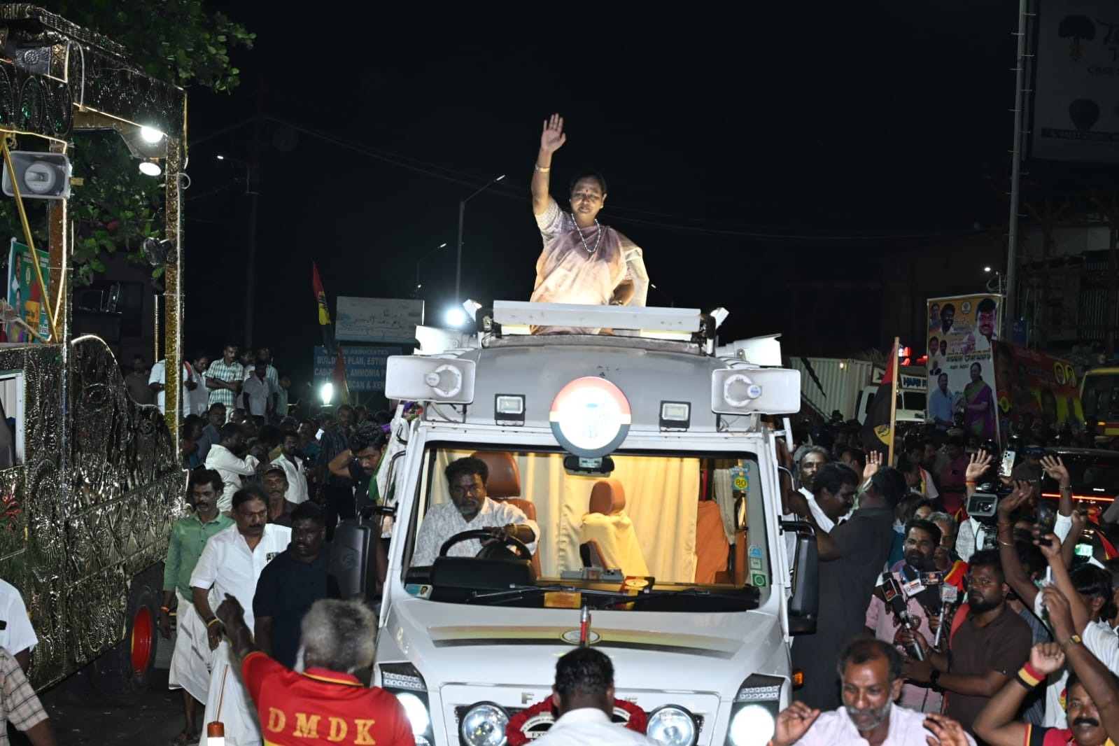 குழித்துறை சந்திப்பில் வேனில் மக்களை சந்தித்த தேமுதிக பொதுச் செயலாளர்