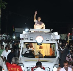 குழித்துறை சந்திப்பில் வேனில் மக்களை சந்தித்த தேமுதிக பொதுச் செயலாளர்