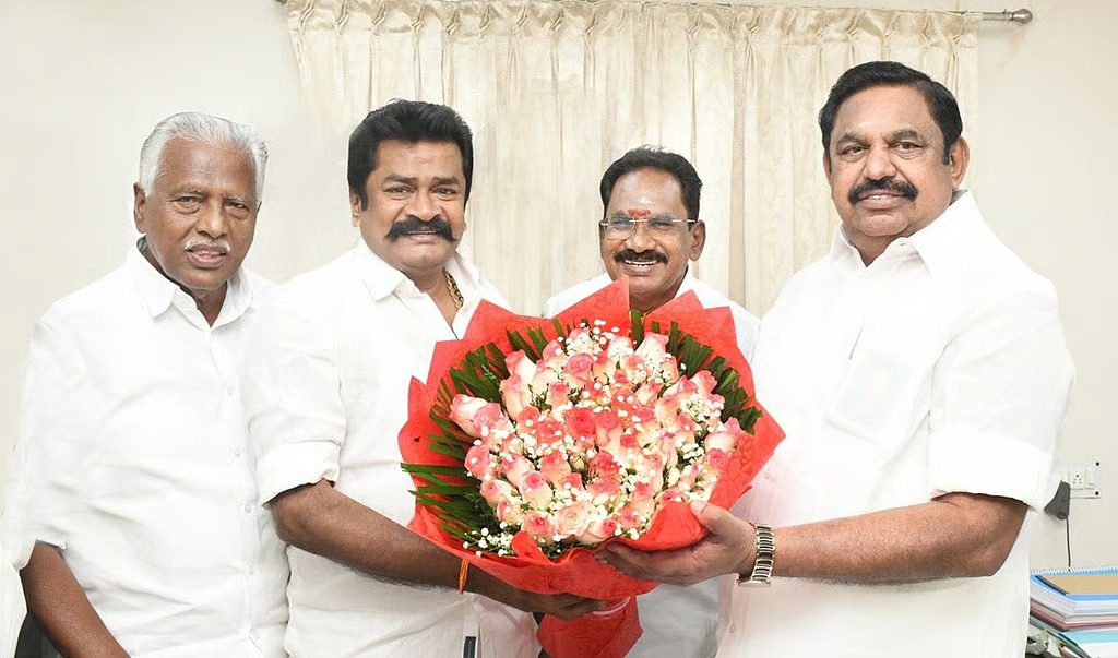 முன்னாள் துணை மேயர் மன்னன் நேற்று அதிமுகவில் பொதுச் செயலாளர் எடப்பாடி பழனிசாமி முன்னிலையில் இணைந்தார்