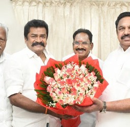 முன்னாள் துணை மேயர் மன்னன் நேற்று அதிமுகவில் பொதுச் செயலாளர் எடப்பாடி பழனிசாமி முன்னிலையில் இணைந்தார்