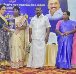 கலெக்டர் அழகுமீனா, சமூக பாதுகாப்புத் திட்டத்தின் கீழ் உதவித்தொகைக்கான ஆணைகளை வழங்கினார்