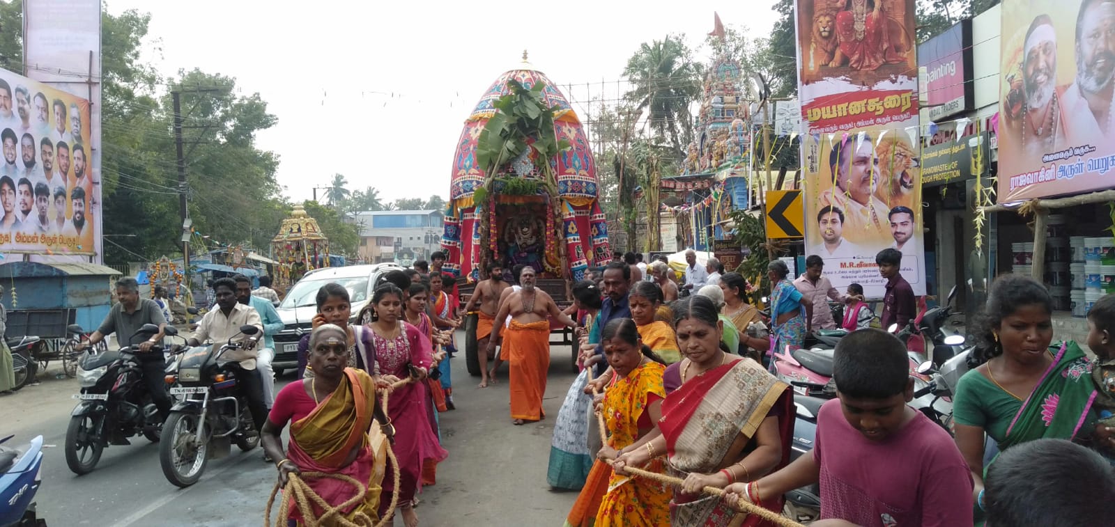 சீர்காழி தென்பாதி அங்காள பரமேஸ்வரி கோயிலில் மகா சிவராத்திரி விழா திருத்தேர் பவனி