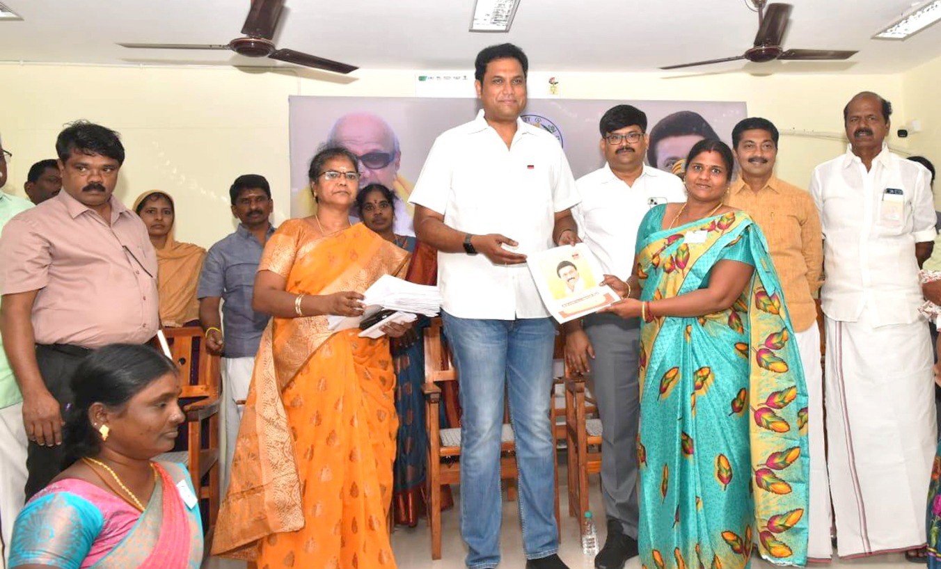 மன்னார்குடியில் நேற்று பயனாளிகளுக்கு வீட்டுமனை பட்டா