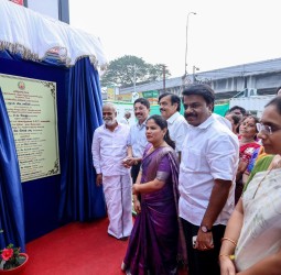 ஈ.வெ.ரா சாலையில் கட்டப்பட்டுள்ள நடைமேம்பாலம்