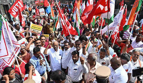 நாடு முழுவதும் தொழிற்சங்கங்கள் போராட்டம்  தமிழகத்தில் ரெயில் மறியல் போராட்டம்; கைது