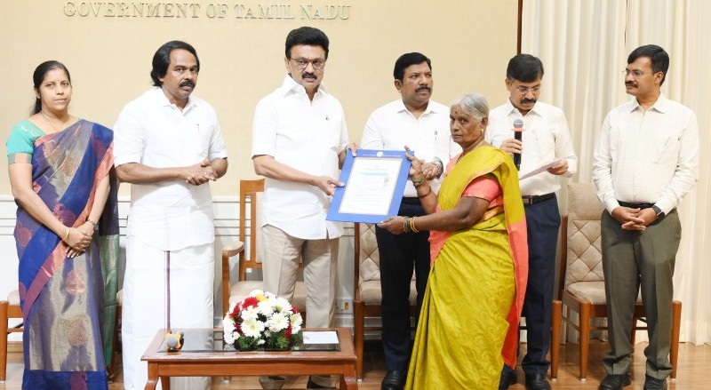 கலைவாணர் அரங்க வளாகத்தில் புதுப்பிக்கப்பட்ட கலைவாணர் என்.எஸ்.கிருஷ்ணன் திருவுருவச் சிலை