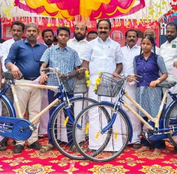 வடகாடு அரசினர் மேல்நிலைப்பள்ளியில் மாணவர்களுக்கு விலையில்லா மிதிவண்டி