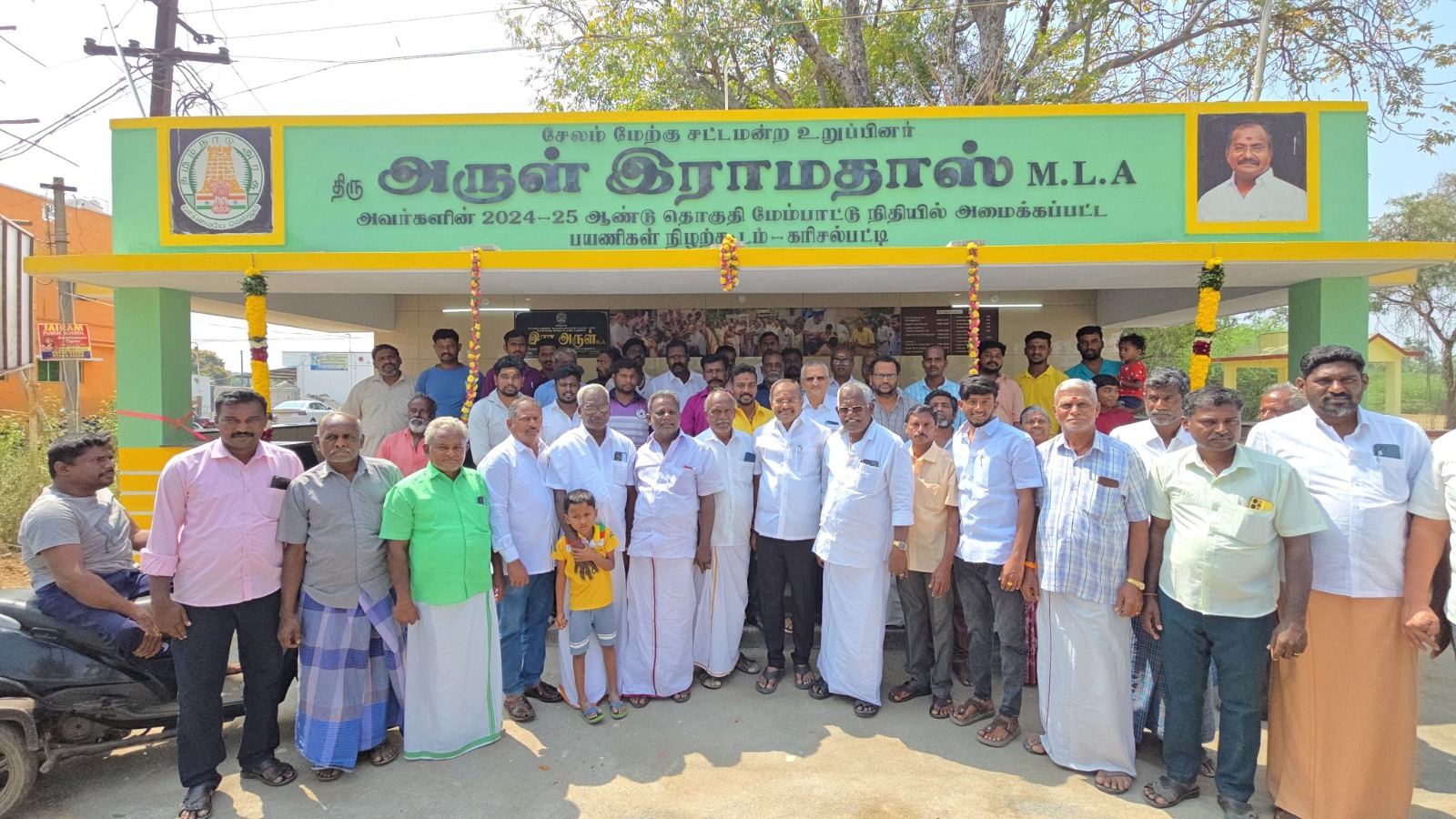 புதிய பயணிகள் நிழல் கூடத்தை அருள்ராமதாஸ் எம்எல்ஏ திறந்து வைத்தார்