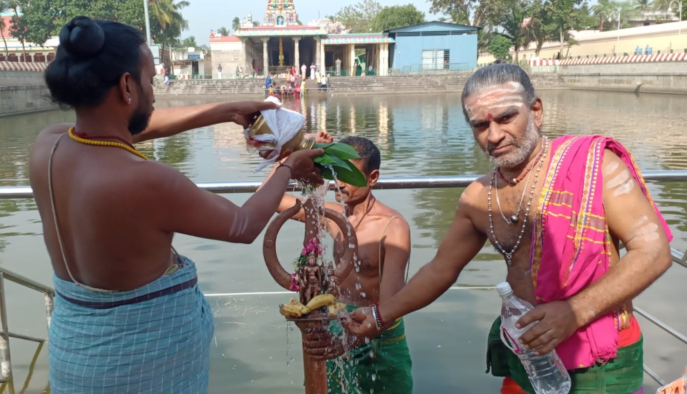 அஸ்திரதேவருக்கு நேற்று சிறப்பு அபிஷேகம்