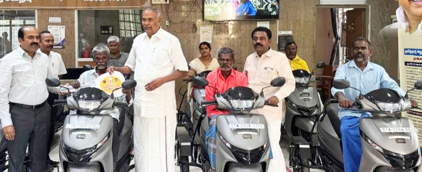 மாற்றுத்திறனாளிகளுக்கு இணைப்பு சக்கரம் பொருத்திய ஸ்கூட்டர்