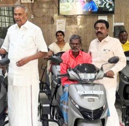 மாற்றுத்திறனாளிகளுக்கு இணைப்பு சக்கரம் பொருத்திய ஸ்கூட்டர்